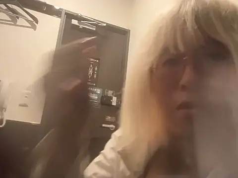 MUIMUICHAN27 online show from October 22, 2025, 2:16 pm