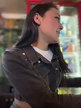 Lia  white online show from November 22, 2025, 3:05 am