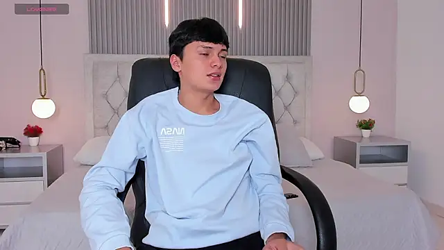 Snapshot of Maxii18_ chatting on December 17, 2025, 6:35 pm Maxii18 online show from December 17, 2025, 6:35 pm