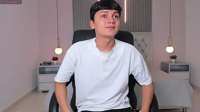 Snapshot of Maxii18_ chatting on December 19, 2025, 6:21 pm Maxii18 online show from December 19, 2025, 6:21 pm