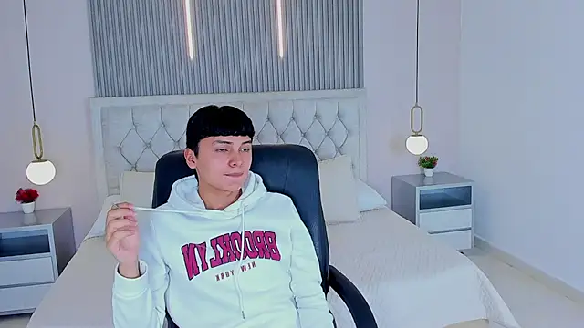 Snapshot of Maxii18_ chatting on December 2, 2025, 7:04 pm Maxii18 online show from December 2, 2025, 7:04 pm