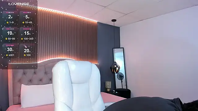 Snapshot of Maxii18_ chatting on November 8, 2025, 7:17 pm Maxii18 online show from November 8, 2025, 7:17 pm