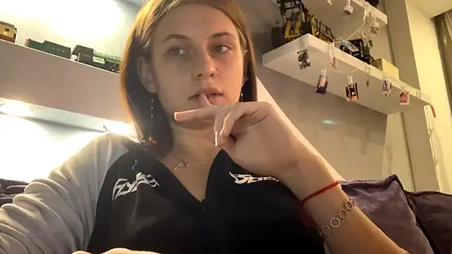 CarmaDiza online show from November 13, 2025, 3:49 pm