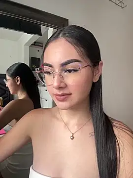 IslaCole online show from April 5, 2026, 6:36 pm