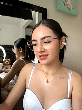 IslaCole online show from October 26, 2025, 6:30 pm