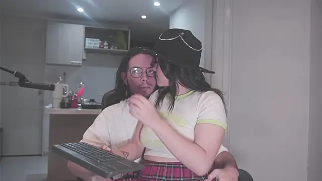 Snapshot of dan_and_daya chatting on November 10, 2025, 2:27 am dan and daya online show from November 10, 2025, 2:27 am