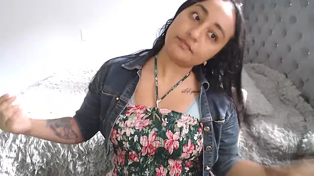 cute8smile online show from October 27, 2025, 1:23 pm