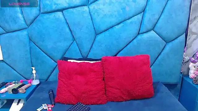 JulietaDiamond online show from May 1, 2026, 3:33 am