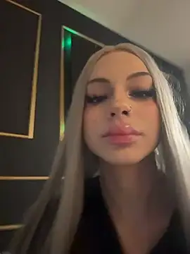 Snapshot of NovaPearl chatting on November 20, 2025, 8:42 pm NovaPearl online show from November 20, 2025, 8:42 pm