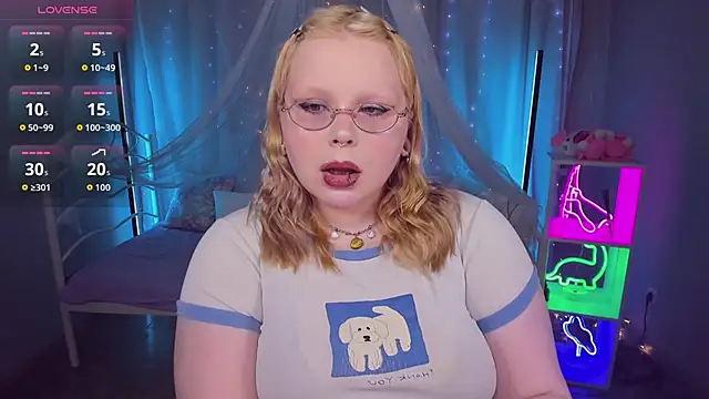 Snapshot of LottieReed chatting on June 7, 2026, 12:10 pm LottieReed online show from June 7, 2026, 12:10 pm