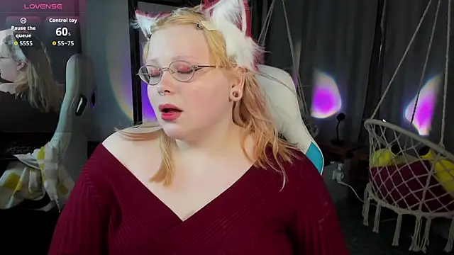 Snapshot of LottieReed chatting on June 17, 2026, 1:43 pm LottieReed online show from June 17, 2026, 1:43 pm
