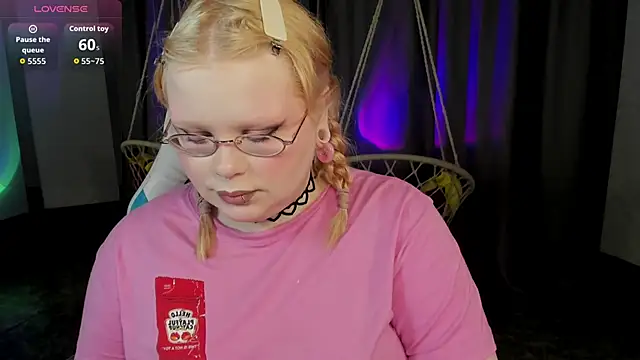 Snapshot of LottieReed chatting on June 11, 2026, 3:53 pm LottieReed online show from June 11, 2026, 3:53 pm
