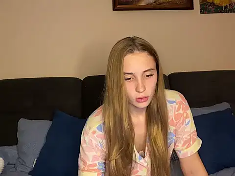 Snapshot of little-girl05 chatting on December 3, 2025, 8:08 pm little-girl05 online show from December 3, 2025, 8:08 pm