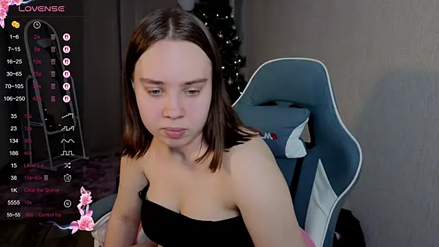 Snapshot of LunaDreeam chatting on December 15, 2025, 3:40 pm LunaDreeam online show from December 15, 2025, 3:40 pm