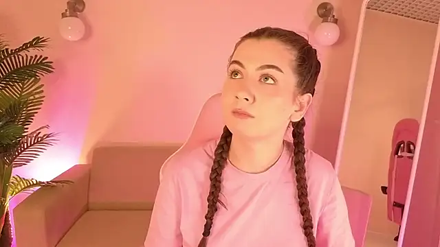 LiliaCrown online show from October 28, 2025, 5:01 pm