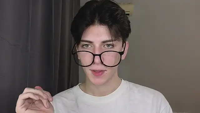 Oliver star boy  online show from November 15, 2025, 3:05 pm