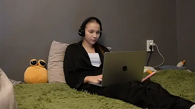 Snapshot of Softixq chatting on November 30, 2025, 3:13 pm Softixq online show from November 30, 2025, 3:13 pm