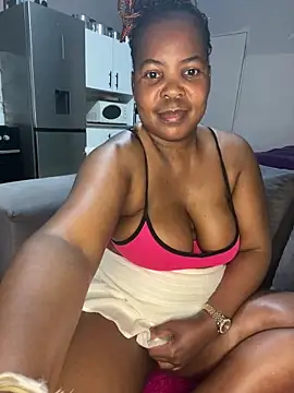 Snapshot of SweetCandy84 chatting on December 16, 2025, 8:02 pm SweetCandy84 online show from December 16, 2025, 8:02 pm