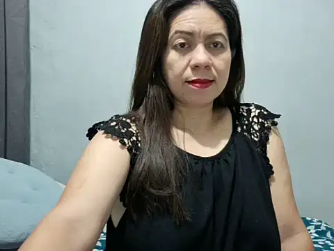xxxHoneyBee29 online show from June 3, 2026, 10:14 pm