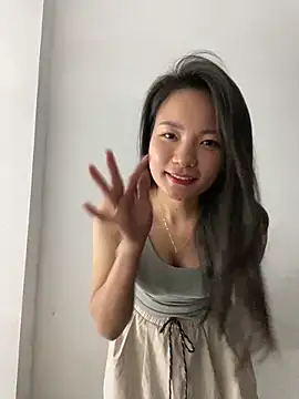 Bee Yellow00 online show from October 28, 2025, 5:01 pm