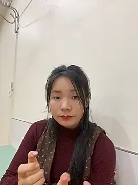 Snapshot of Bee_Yellow00 chatting on February 5, 2026, 5:03 am Bee Yellow00 online show from February 5, 2026, 5:03 am