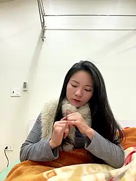 Bee Yellow00 online show from January 8, 2026, 5:02 am