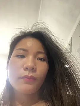 Bee Yellow00 online show from October 27, 2025, 8:10 pm