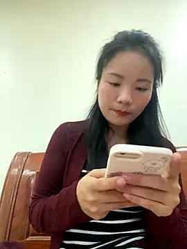 Bee Yellow00 online show from November 4, 2025, 4:27 am