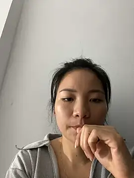 Bee Yellow00 online show from November 22, 2025, 8:51 pm