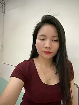 Snapshot of Bee_Yellow00 chatting on March 6, 2026, 4:40 am Bee Yellow00 online show from March 6, 2026, 4:40 am