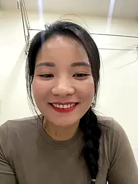 Bee Yellow00 online show from November 12, 2025, 4:38 am