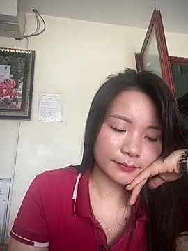 Bee Yellow00 online show from April 22, 2026, 4:19 am