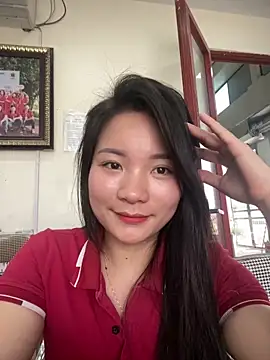 Snapshot of Bee_Yellow00 chatting on March 21, 2026, 1:18 am Bee Yellow00 online show from March 21, 2026, 1:18 am