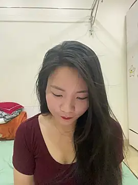 Bee Yellow00 online show from May 6, 2026, 4:38 am