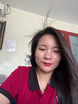 Bee Yellow00 online show from June 15, 2026, 2:34 am