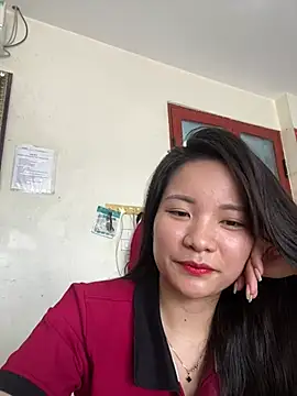 Bee Yellow00 online show from June 16, 2026, 1:49 am