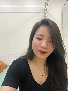 Bee Yellow00 online show from May 16, 2026, 2:21 am