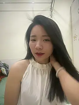 Bee Yellow00 online show from May 4, 2026, 4:38 am