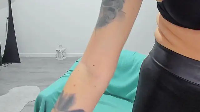 Snapshot of Arya_Anna chatting on October 25, 2025, 4:11 am Arya Anna online show from October 25, 2025, 4:11 am