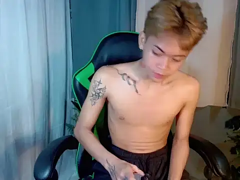 AsianCuteGuy21 online show from February 4, 2026, 9:21 pm