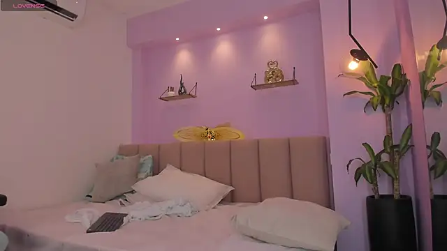 Snapshot of sienna_mg chatting on December 14, 2025, 12:22 pm sienna mg online show from December 14, 2025, 12:22 pm