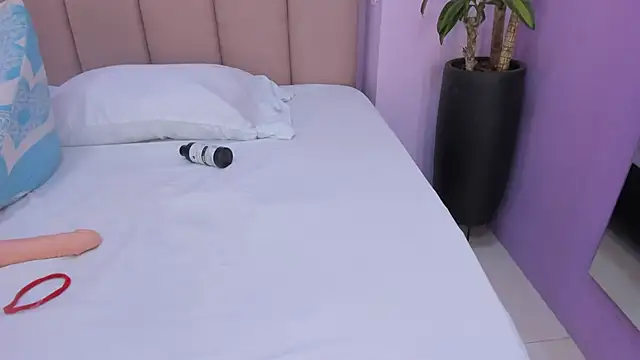 Snapshot of sienna_mg chatting on November 28, 2025, 12:05 pm sienna mg online show from November 28, 2025, 12:05 pm