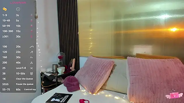 Snapshot of LunaaMorena chatting on November 18, 2025, 1:03 pm LunaaMorena online show from November 18, 2025, 1:03 pm