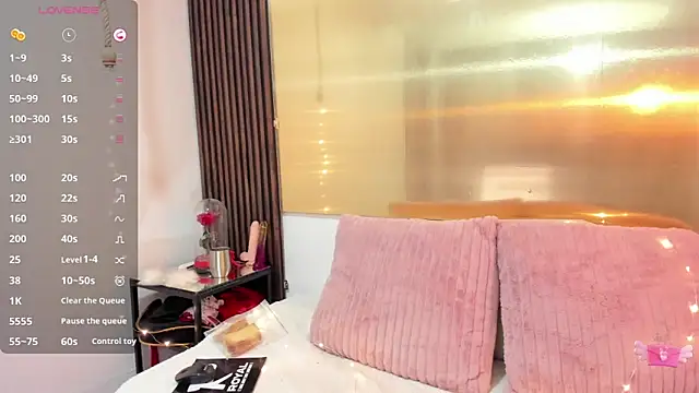 Snapshot of LunaaMorena chatting on November 19, 2025, 1:33 pm LunaaMorena online show from November 19, 2025, 1:33 pm