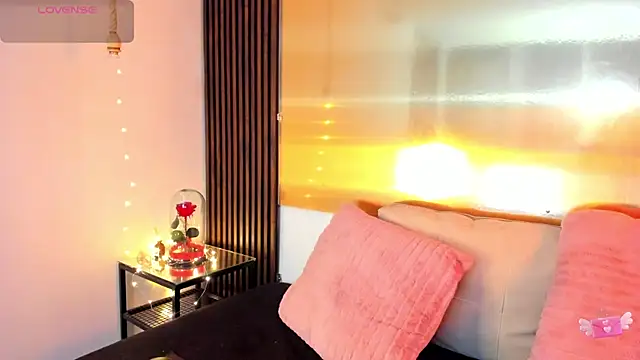 Snapshot of LunaaMorena chatting on December 14, 2025, 2:11 pm LunaaMorena online show from December 14, 2025, 2:11 pm