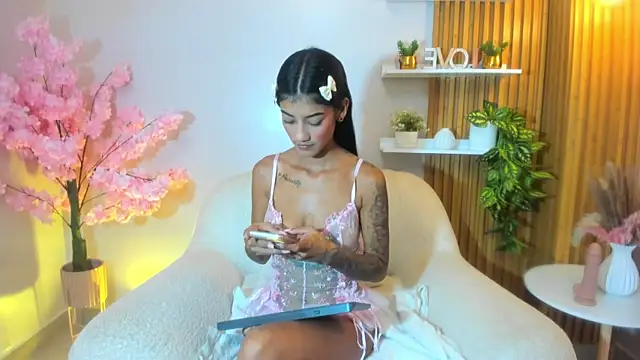 Snapshot of milkybaby_ chatting on December 3, 2025, 5:23 pm milkybaby online show from December 3, 2025, 5:23 pm