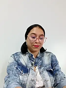 Snapshot of Caroline-17 chatting on December 4, 2025, 6:40 pm Caroline-17 online show from December 4, 2025, 6:40 pm