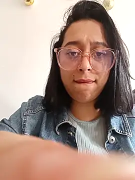 Snapshot of Caroline-17 chatting on November 21, 2025, 6:18 pm Caroline-17 online show from November 21, 2025, 6:18 pm