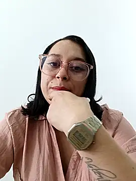 Snapshot of Caroline-17 chatting on November 7, 2025, 6:23 pm Caroline-17 online show from November 7, 2025, 6:23 pm