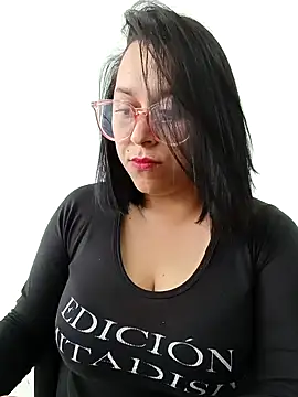 Snapshot of Caroline-17 chatting on November 3, 2025, 12:42 pm Caroline-17 online show from November 3, 2025, 12:42 pm